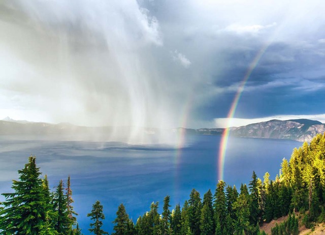 16. Буря зарождается на воде кратерного озера на закате. Двойная радуга – большая редкость. Автор - Duke Miller.