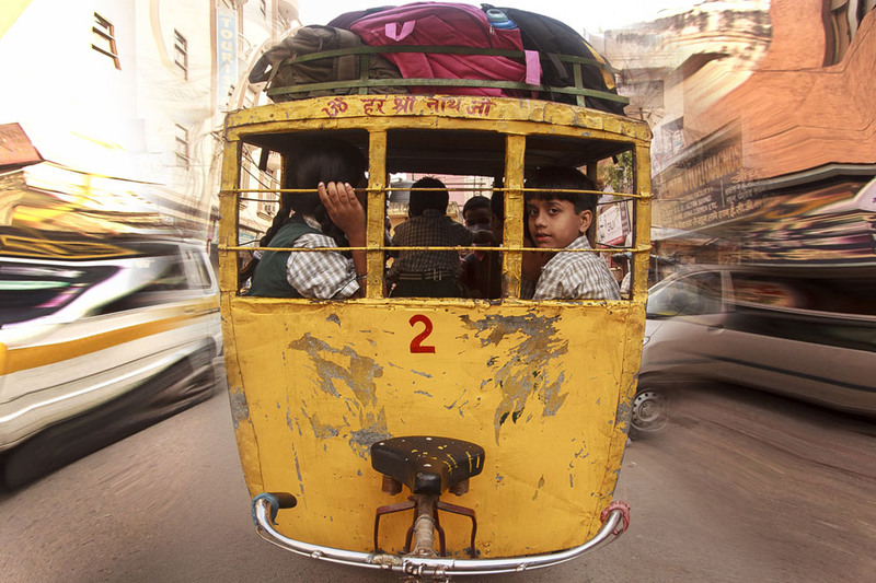 9. Дети из индийского города Агра отправляются в школу на типичном городском транспорте. Автор - Svetlin Ivanov.