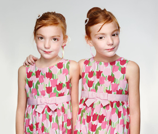 Шестилетняя Джоанна Гилл со своей сестрой Евой. Эти девочки-близняшки страдают аутизмом – заболеванием, связанным с наследственностью.