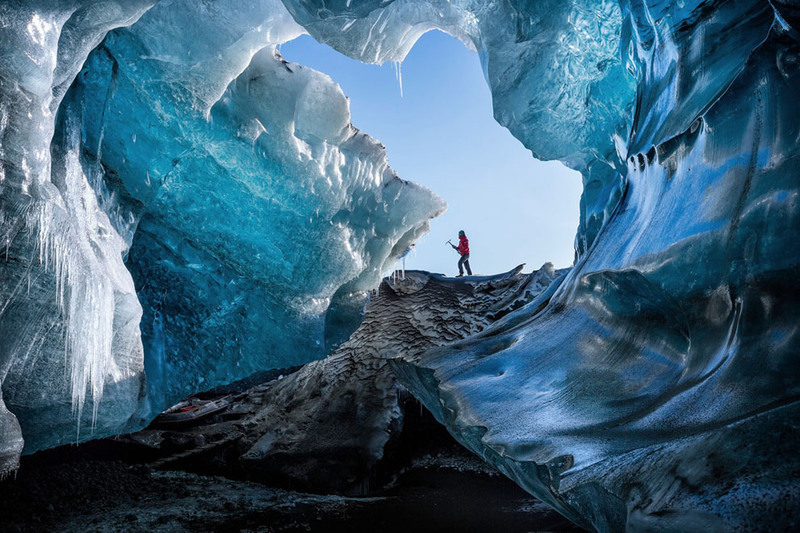 11. Местный житель возле ледяной пещеры. Снимок сделан на юго-востоке Исландии. Автор - Marcelo Castro.