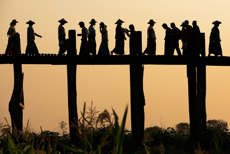 12  Люди передвигаются по мосту из тикового дерева. Снимок сделан на юге от Мандалай, Мьянма. Автор - April Badilles.