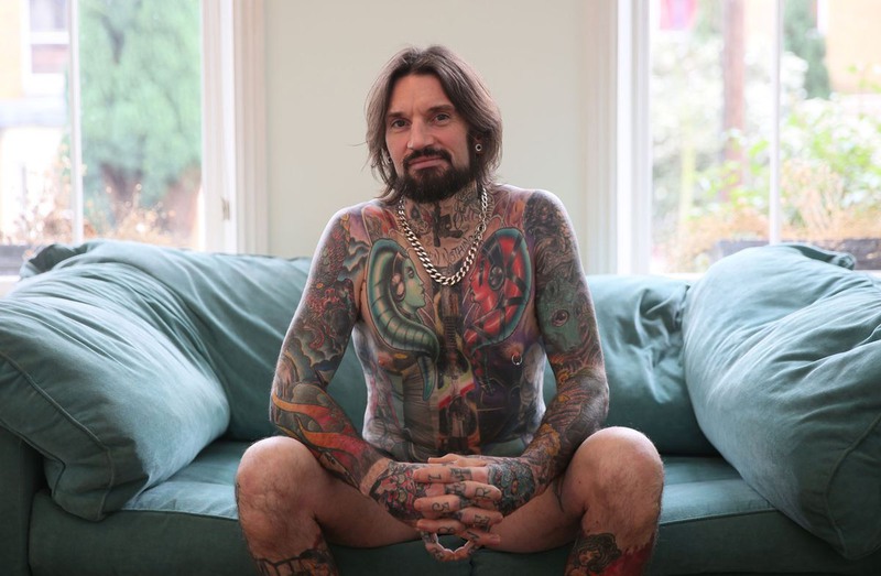6 Плотник и строитель Мэтт Уорнер, 42 года, демонстрирует свои татуировки в Лондоне 29 ноября 2015 года. ”Звездные войны” — это как моя любимая рок-группа, моя любимая машина, любимая часть моей жизни. Когда они мне нужны, они всегда рядом. Это образ жизни, я полагаю». Герои «Звездных войн» составляют 90% его татуировок.
