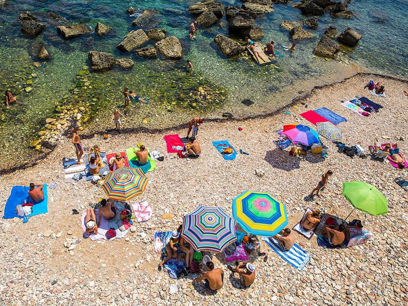 14 "Галька на пляже". Автор - Joe Navin. Снимок сделан с дороги, возвышающейся над пляжем в Ортигии (Сицилия).
