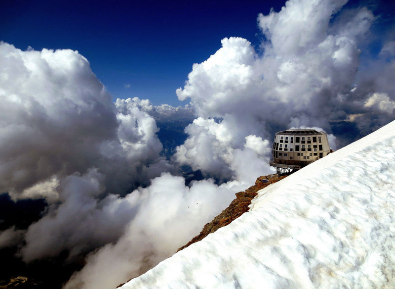 18. "Beautiful Gouter". Снимок сделан на высоте 4810 м. Монблан, Шамони, Франция. Автор - Jean-Philippe Grimard.