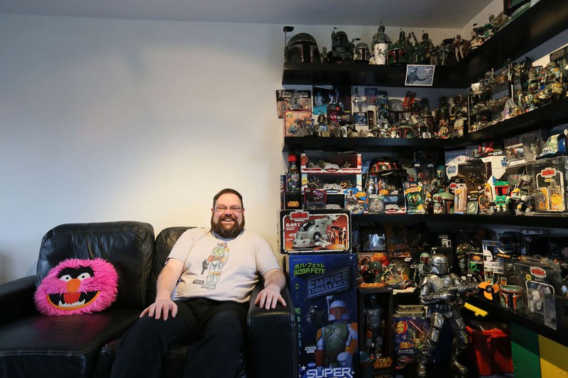 10 Мэтт Букер, 38 лет, фотографируется с частью своей коллекции дома в Коршеме, графство Уилтшир, 24 ноября 2015 года. Мэтт говорит, что его коллекция насчитывает более 8000 предметов, связанных с его любимым персонажем — Бобой Феттом.