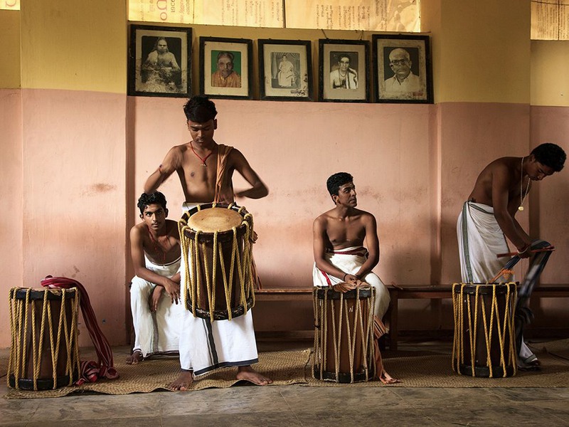 16 "Бить в барабан". Автор - Prasad Perakam. Молодые ребята перенимают мастерство игры на барабанах. Индия.