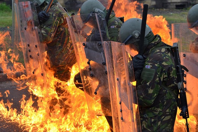 26. Британские национальные войска отражают атаку с зажигательными смесями во время бунта в Гэмпшире, Англия. Автор -  Kerry Hutchinson.