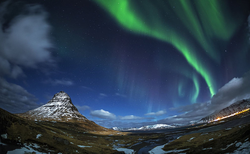 24. Северное сияние вблизи горы Киркжуфел. Исландия. Автор - Nicholas Roemmelt.