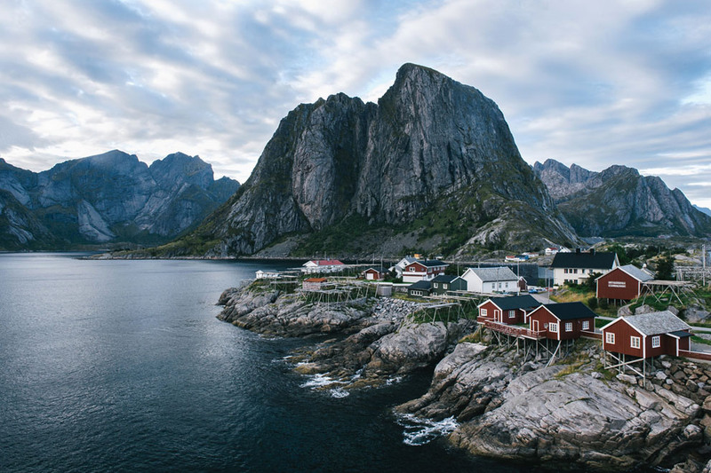 26. Маленький рыбацкий поселок в Норвегии. Автор - Adrian Ritz.