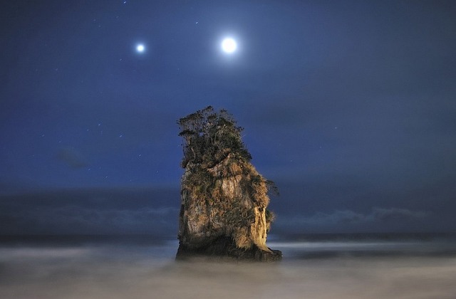 34. Юпитер и Луна освещают небо над скалой у города Китаибараки, Япония. Автор - Dr. Akira Takaue.