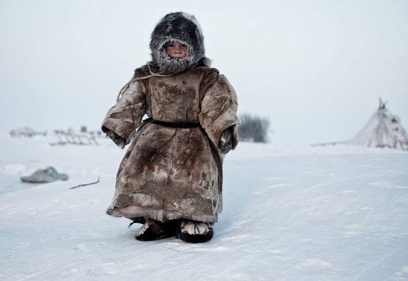 29. На снимке малыш-ненец в 30-градусный мороз. Сибирь. Автор -Simon Morris.