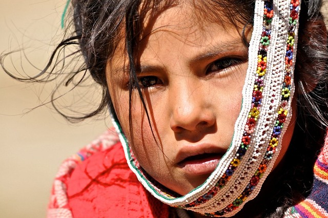 37. Девочка на школьной площадке в Священной Долине Инков, Перу. Автор - Glen Fisher.
