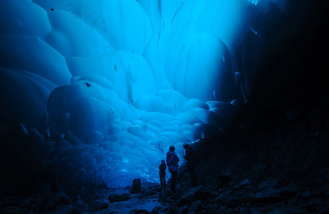 42. Ледниковые пещеры Mendenhall около Джуно, Аляска. Автор - Mark Meyer.