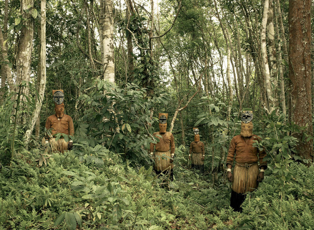 43. В джунглях колумбийской Амазонии, индейцы Юкуна стоят одетые в традиционные племенные одежды для кукольного танца в рамках праздника урожая. Автор - Пирс Калверт.