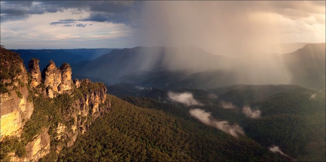 Скала Три сестры после дождя, Голубые горы, Австралия