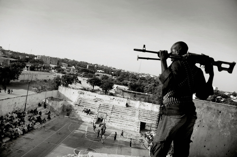 «Просто хочу попасть в кольцо». Фотограф - Ян Граруп (Дания). 1 место в категории «Спортивная история». 
В Могадишо, пострадавшей от войны столицы Сомали, юные девушки рискуют жизнью, чтобы поиграть в баскетбол.