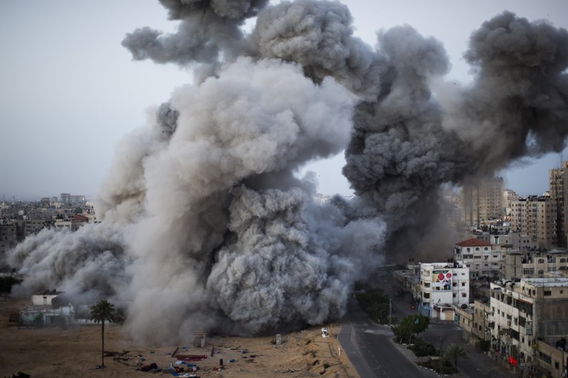 «Газа». Фотограф - Bernat Armangue (Испания).
1 место в категории «Горячие новости» за СЕРИЮ работ. 
Город Газа, палестинские территории в дыму после израильского удара.