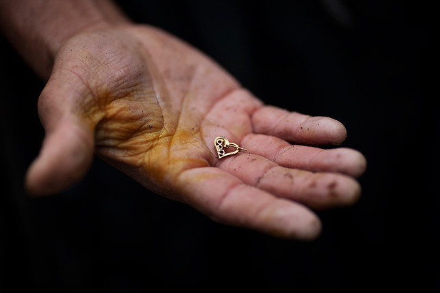 Один из гватемальцев говорит, что на днях ему крупно повезло, он нашел золотой браслет весом 9 граммов, а это уже 256 долларов.