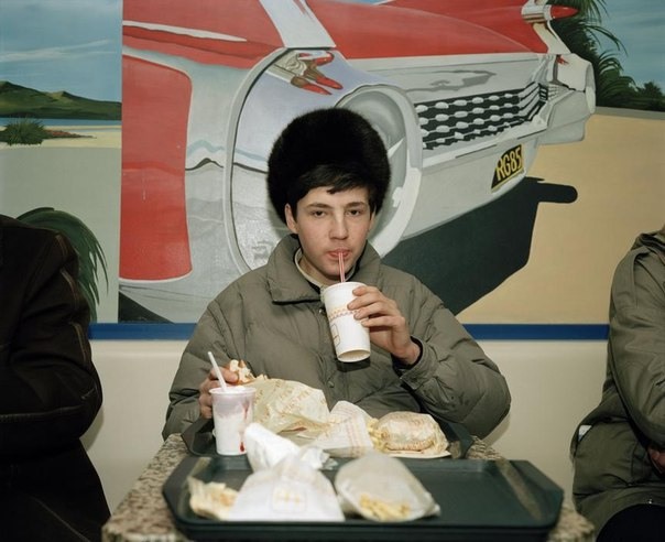 7 © Martin Parr/Magnum Photos
RUSSIA. Moscow. Eating fast food in McDonalds. 1992.