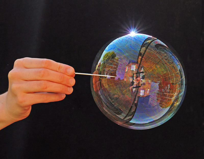 Мир вокруг нас в отражении мыльных пузырей