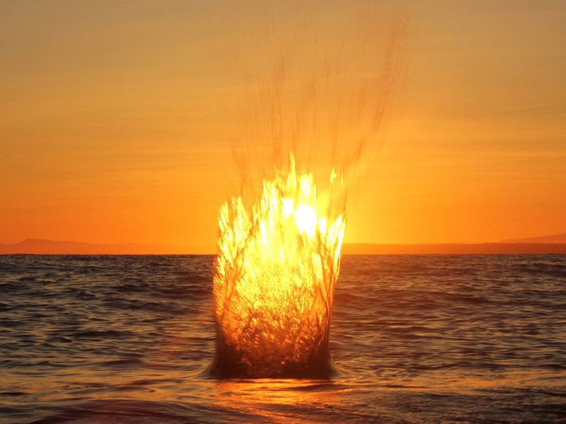 1. Снимок сделан в Тихом океане, во время заката. Это солнечный всплеск от брошенного в воду камня. Британская Колумбия, Канада. Автор - Rob Leslie.