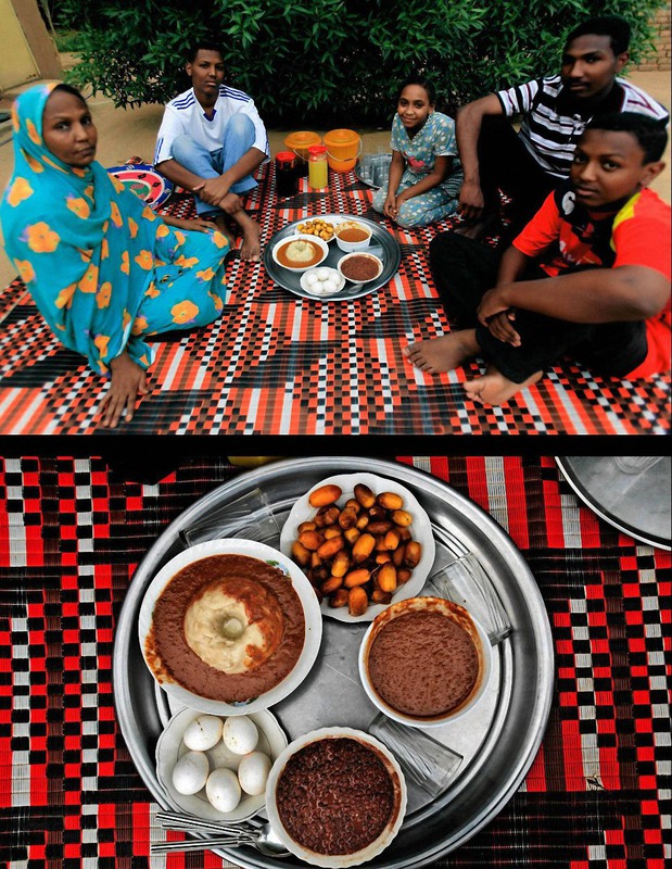 4 Семья в суданском городе Хартум. Автор - ABD RAOUF / Associated Press