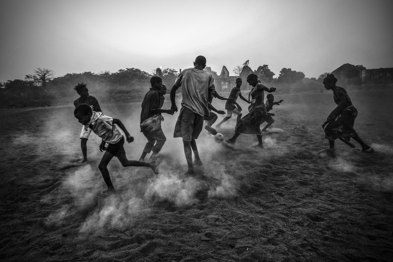 «Футбол в Гвинее-Бисау». Фотограф - Даниэль Родригес (Португалия).
1 место в категории «Проблемы повседневности».
Команда ребят играет на "футбольном поле", которое ранее было местом военных казарм и полей бывших португальских колоний в стране.