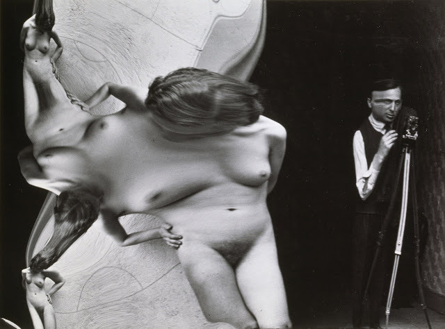 13 Андре Кертеc, автопортрет с эффектом дисторсии, 1933 год.