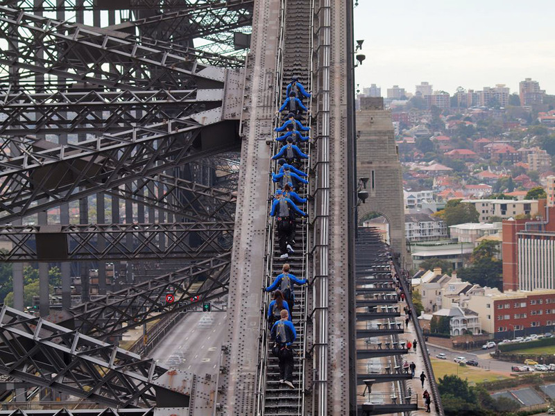 5. Альпинисты поднимаются на мост Sydney Harbour Bridge. Сидней, Австралия. Автор - Vincent Ma.
