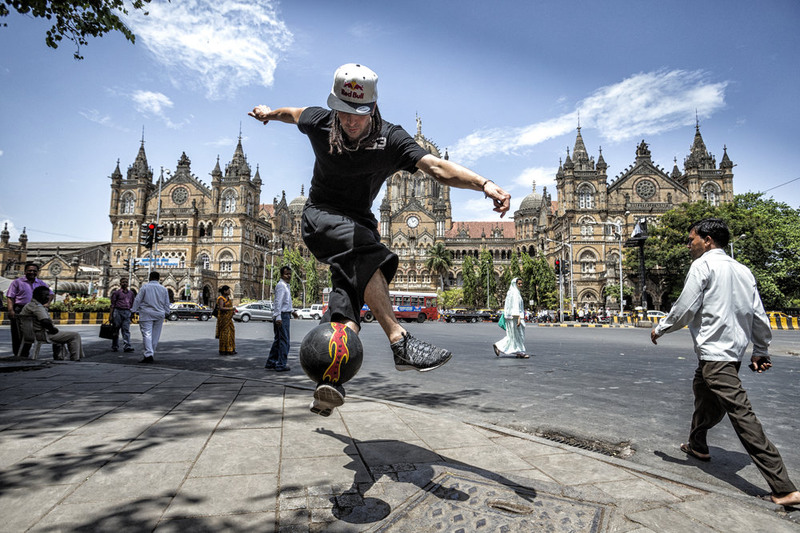 16 Французский фристайлер Шон Гарнье показывает трюки с мячом в Мумбаи (Индия) во время индийского отбора Red Bull Street Style. Neville Sukhia/Red Bull Content Pool.