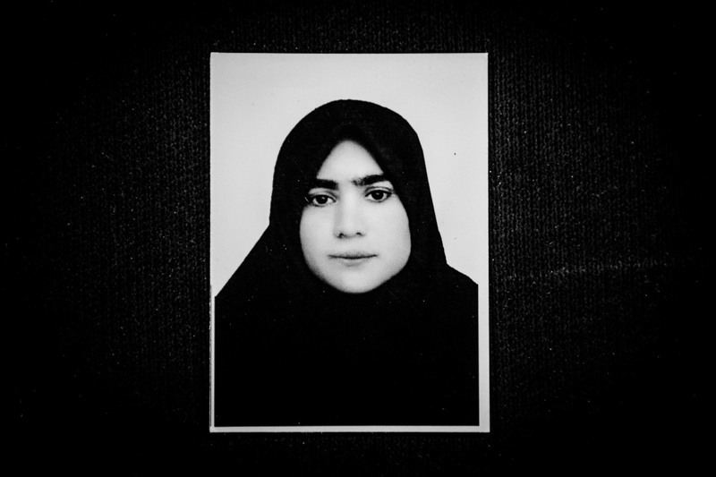 «Жертвы принудительной любви». Фотограф - Ebrahim Noroozi (Иран).
1 место в категории «Портреты» за СЕРИЮ фотографий.
Сомаех Мехри, 29-летняя женщина и ее трехлетняя дочь Райна живу в маленьком городке, в одном из самых бедных регионов в Иране. Муж Сомаех, Амир, - вор и наркоман, избивал и издевался над ними неоднократно. Он пригрозил жене, что если она попробует развестись с ним, он лишит ее жизни. Однажды ночью, в июне 2011 г., он вылил ведро кислоты на спящих жену и дочь. Их лица, руки и тела покрылись жуткими ожогами. Сомаех потеряла зрение, а маленькая Райна лишилась одного глаза. Им обоим еще предстоит множество операций по пересадке кожи. За несколько уже проведенных операций заплатило правительство и жители их родного городка. Однако, чтоб завершить лечение, семье необходимо будет продать свой участок земли.
