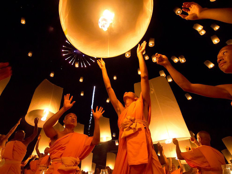 7. Буддийские монахи запускают в небо фонарики у храма Song Pee Nong. Таиланд. Автор - Paramit Supadulchai.