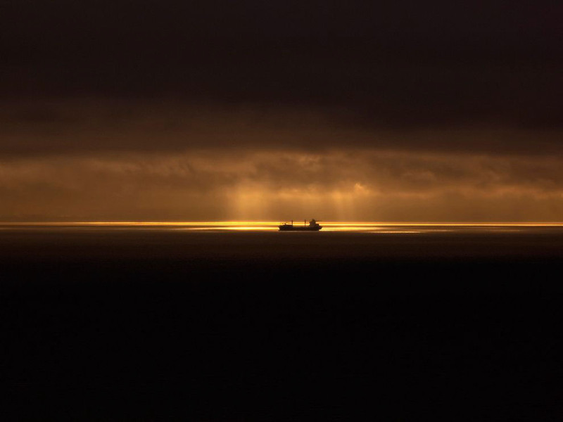 10. Судно плывет через пролив Хуан де Фука, Британская Колумбия. Канада. Автор - Jason van der Valk.