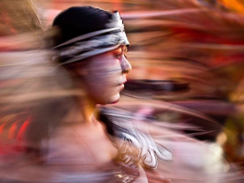 13. Девушка танцует ацтекский ритуальный танец в честь празднования D&#237;a de los Muertos. Лос-Анджелес. Автор - Aydin Palabiyikoglu.