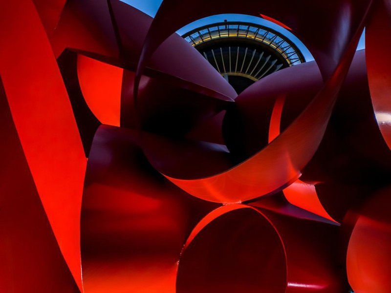 15. На снимке башня Спейс Нидл в Сиэтле, снята через скульптуру Олимпийская Илиада. США. Автор - Brian Poon.
