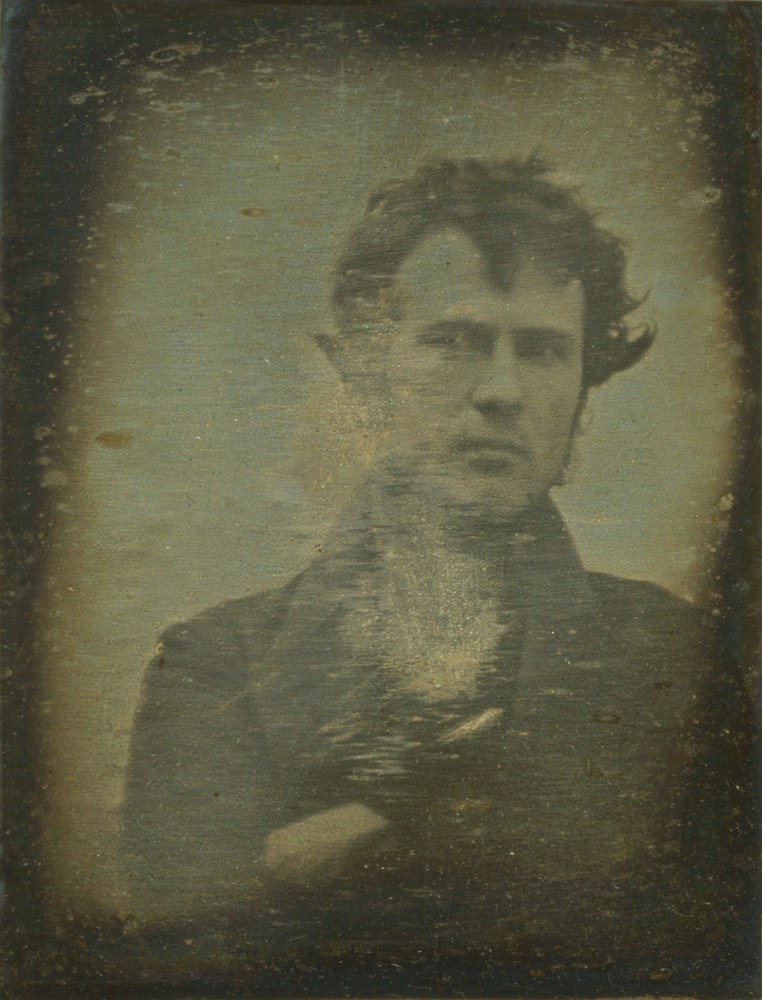 24 Первый из когда-либо созданных фотопортретов – автопортрет фотографа Роберта Корнелиуса, дагерротип, 1839 год.