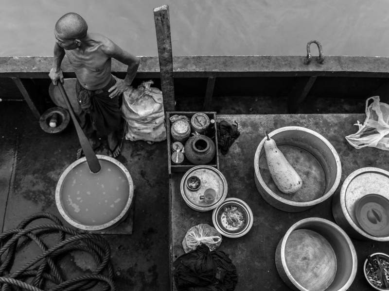 16. Кок на речном пароме, плывущим в маленькую деревушку Мраук Ю, в восточной Мьянме. Автор - Clementine Crey.