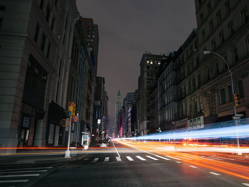 21.  Улица на Манхэттене после прохода урагана “Сэнди”, в октябре 2012 г. Все погружено во тьму и единственный источник освещения – фары автомобилей. Автор - Matthew Ferri.