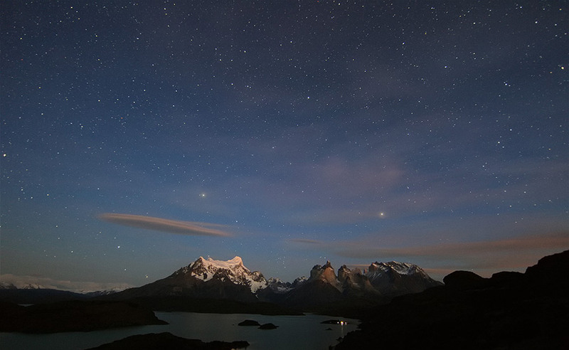 1. Снимок сделан над горами Куэрнос в Патагонии в рассветное время. Планета Сатурн (слева) и звезда Арктур (справа).