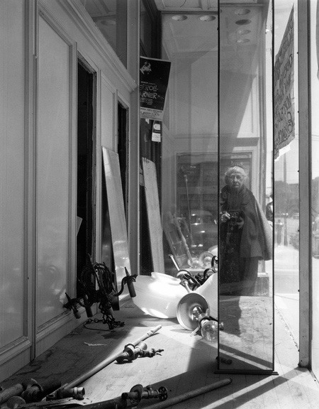 33 Имоджен Каннингем, «Автопортрет на Гири-стрит», 1958 год.