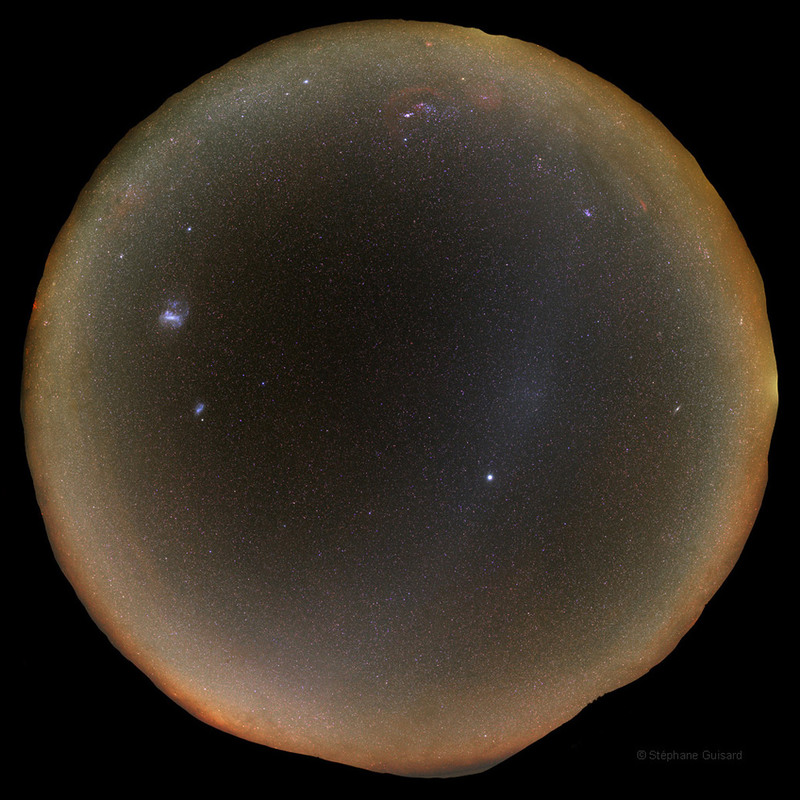 3. Снимок сделан в пустыне Атакама в Чили, где расположена обсерватория Паранал. Здесь изображена панорама местности недалеко от обсерватории - башни телескопов выступают на фоне неба внизу справа. Засветка вдоль горизонта – это Млечный Путь, свет, идущий от диска нашей собственной Галактики. Два туманных пятнышка — Магеллановы облака. Яркая звезда — планета Юпитер. По утверждению автора, именно в этой местности ему удалось запечатлеть самое темное небо.