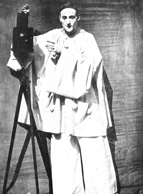 35 Феликс Надар и его брат Адриен сделали снимок «Пьеро-фотограф», посвящённый миму Дебюро, 1854 год.