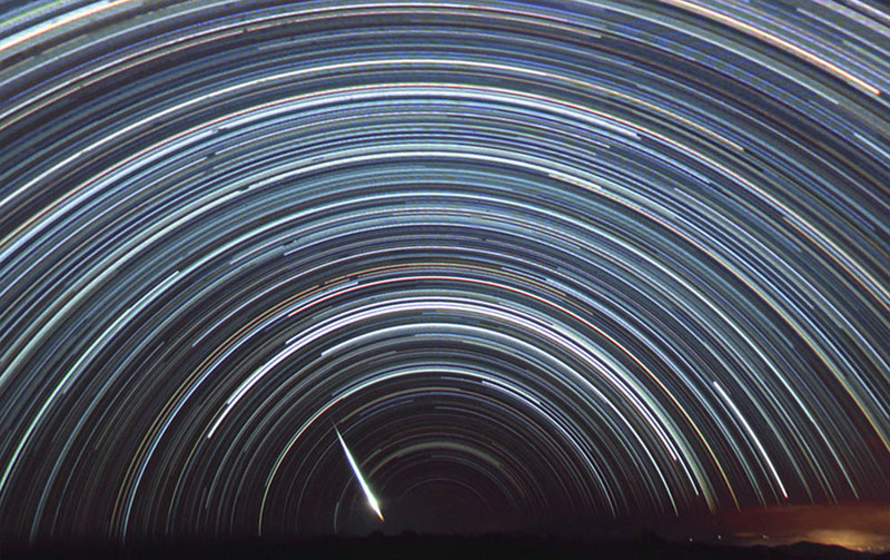 4. Этот снимок сделан на экваторе (в Эквадоре). Из-за длинной выдержки звезды растянулись в светящиеся дуги, обнаружив суточное вращение звездного неба.