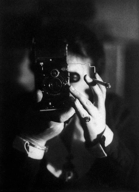 36 Жермен Круль, автопортрет с фотокамерой Ikarette, 1925 год.