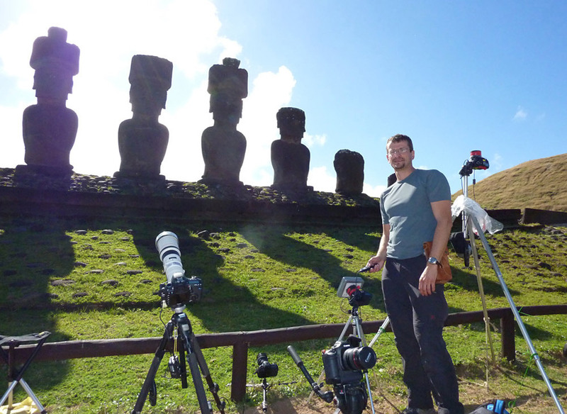 5. Стефан Гизар готовится снять полное солнечное затмение 11 июля 2010 года на острове Пасхи. В верхней части кадра - статуи Моаи.