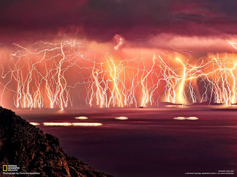 1 Данная работа была опубликована в National Geographic Russia. Съемка происходила во время сильной грозы на острове Икария (Греция), состоит из 70 кадров с 20 секундной выдержкой.