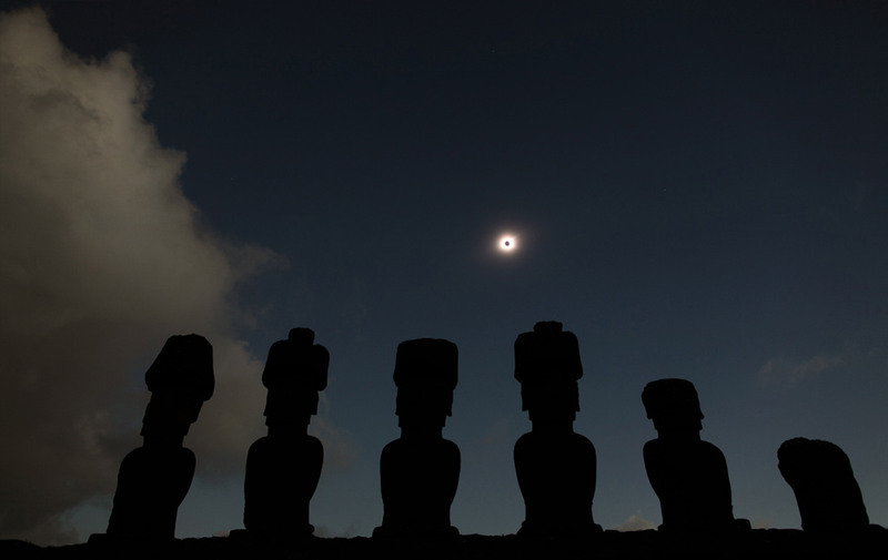 6. На снимке полное солнечное затмение 11 июля 2010 года над островом Пасхи. Эта работа была опубликована на сайте «Astronomy Picture of the Day».