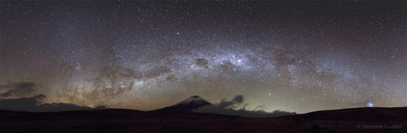 8. Снимок сделан в ночное время на экваторе. Видна дуга Млечного Пути над вулканом Котопахи. Темная туманность в Млечном пути (над вершиной горы) – это Угольный Мешок. Справа ярко-красная туманность - туманность Киля (или туманность Карины).