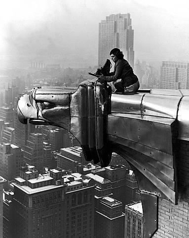40 Маргарет Бурк-Уайт на крыше Крайслер-билдинг, 1934 год. Автор снимка Оскар Граубнер.