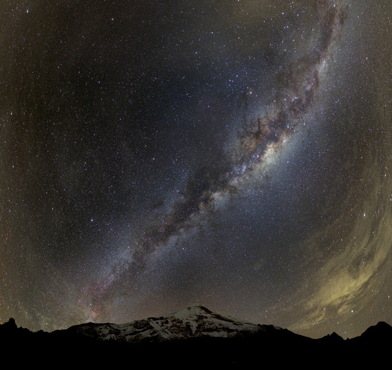 10. Млечный Путь над потухшим вулканом Чимборасо в Эквадоре.